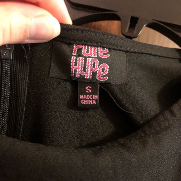 Black cap sleeve romper - Picture 2 of 2